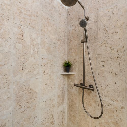 Showers with beautiful concrete stones and colorful ceramic. Comes with hot water.