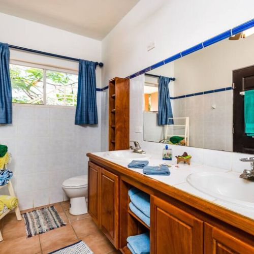 The towel rack makes it easy to prepare for the beach