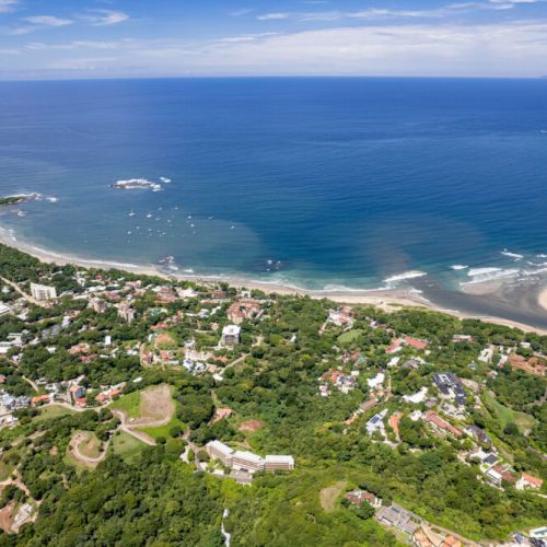 Tamarindo Beach is perfect for families with children. KIt is a nice sandy beach with small waves if you want to lear how to surf. It has an estuary whoch is oart of the las Baulas National park where the leatherback turtles lay eggs during the dry season.