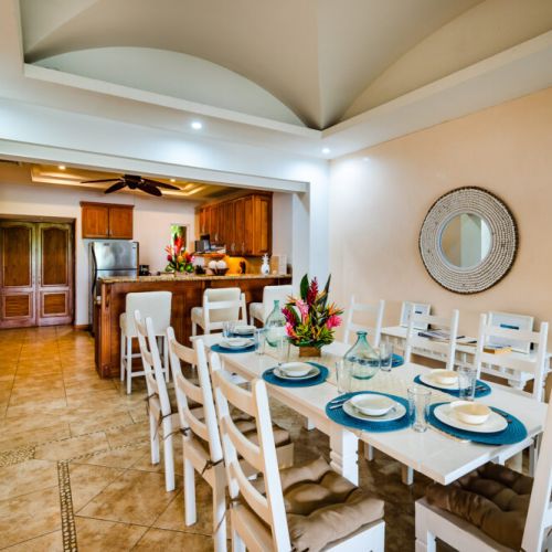 Perfect area to meet with friends and family around a large table that sits 8 people comfortable