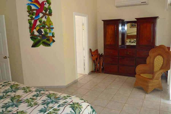 Relaxing beachfront condo – central a/c, kitchen, shared pool BL32