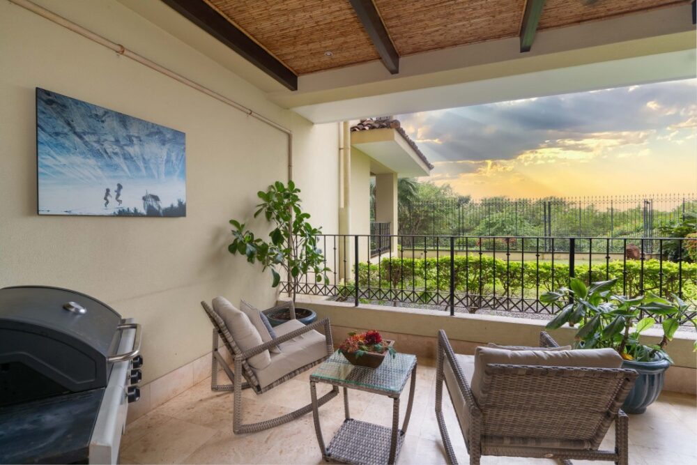 Stunning Remodeled Beachfront Condo! Main Image